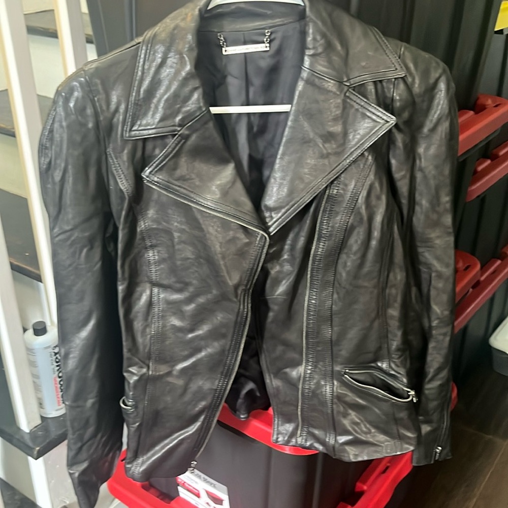 Beautiful thin 100%. Leather hardly used great almost new condition